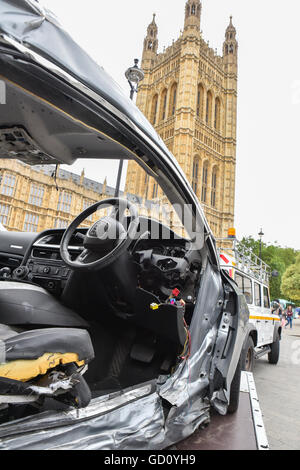 Westminster, London, UK. 11 juillet 2016. Le reste de la voiture en face du Parlement dans laquelle Joseph Brown-Lartey est mort Banque D'Images