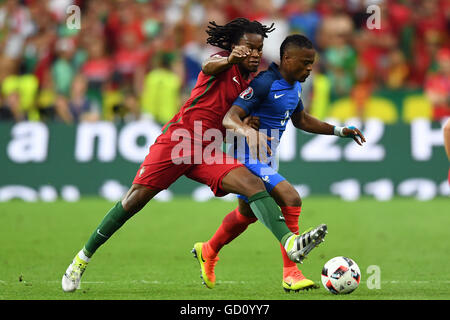 Patrice Evra (R) de la France et Renato Sanches de Portugal rivalisent pour la balle pendant l'UEFA EURO 2016 football match de finale entre le Portugal et la France au Stade de France, Saint-Denis, France, 10 juillet 2016. Photo : Federico Gambarini/dpa Banque D'Images