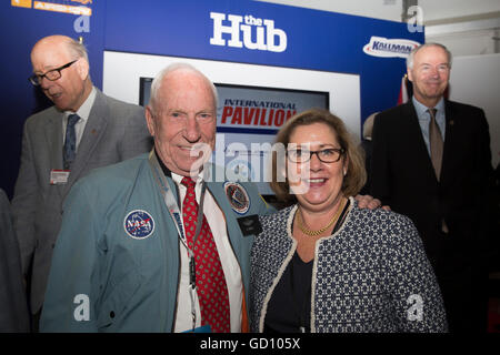 Farnborough, Royaume-Uni. 11 juillet, 2016. Farnborough International Airshow 2016 ouvre officiellement à l'échange de l'aviation, l'astronaute d'Apollo 15 Scott Wordon posés withElizabeth Dibble, U.S. Chargé d'Affaires, Ambassade des États-Unis, à Londres. Credit : Keith Larby/Alamy Live News Banque D'Images