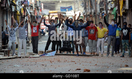 Srinagar, Cachemire sous administration indienne. 11 juillet, 2016 manifestants du cachemire. anti crier des slogans indiens au cours d'une manifestation contre les forces indiennes ont ouvert le feu sur des milliers de manifestants, le nombre de victimes a atteint 23 et en blessant des dizaines. Credit : Sofi suhail/Alamy Live News Banque D'Images