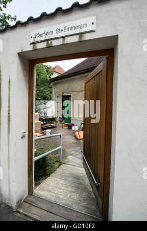 Regensburg, Allemagne. 11 juillet, 2016. La porte d'une communauté paroissiale, à St Emmeram, à Regensburg, Allemagne, 11 juillet 2016. Après presque une semaine, refuge dans la cathédrale de Regensburg sur 50 pour protester contre les réfugiés ont été transférés lundi pour la paroisse cummunity centre. Ils exigent le droit de rester et s'insurgent contre le fait que certains pays des Balkans sont classés comme pays d'origine sûrs. Photo : ARMIN WEIGEL/dpa/Alamy Live News Banque D'Images