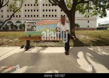 11 juillet 2016 - Floride, États-Unis - 062510 HigginsThe Damon (Post) Palm Beach WEST PALM BEACH - Jose Valenzuela de West Palm Beach attend son bus vendredi après-midi vers 16 h 30 Valenzuela, originaire d'El Salvador, a vécu aux Etats-Unis pendant 32 ans. Il attrape le bus tous les jours pour son travail sur Singer Island où il travaille dans un hôtel. Il dit qu'il se repose souvent sur le banc en attendant d'autobus de transfert. Lorsqu'on lui demande s'il aime prendre le bus il a dit, ''C'est OK. J'aime la climatisation.'' quand on lui a demandé ce qu'il n'aime pas à propos de l'autobus il a répondu, ''Sometimes ils sont en retard et je n'aime pas w Banque D'Images