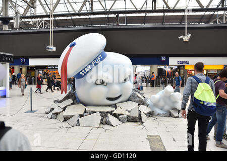 Waterloo, London, UK. 11 juillet 2016. Bibendum géant homme et la boue dans la gare de Waterloo à promouvoir le nouveau film de fantômes. Banque D'Images