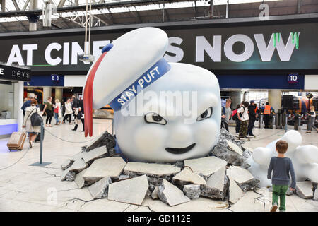 Waterloo, London, UK. 11 juillet 2016. Bibendum géant homme et la boue dans la gare de Waterloo à promouvoir le nouveau film de fantômes. Banque D'Images