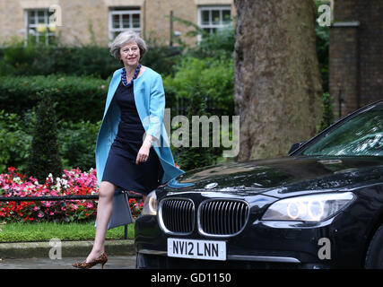 Londres, Royaume-Uni. 27 Juin, 2016. Photo prise le 27 juin 2016 montre de l'Intérieur britannique Theresa peut participer à une réunion du cabinet au 10 Downing Street à Londres, Grande-Bretagne. De l'Intérieur britannique Theresa May, le seul concurrent dans la soumission à la direction du parti conservateur, est de devenir le nouveau premier ministre d'ici mercredi soir, le premier ministre David Cameron a annoncé lundi. © Han Yan/Xinhua/Alamy Live News Banque D'Images