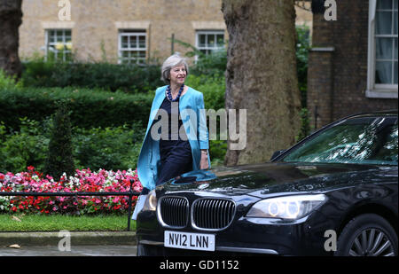 Londres, Royaume-Uni. 27 Juin, 2016. Photo prise le 27 juin 2016 montre de l'Intérieur britannique Theresa peut participer à une réunion du cabinet au 10 Downing Street à Londres, Grande-Bretagne. De l'Intérieur britannique Theresa May, le seul concurrent dans la soumission à la direction du parti conservateur, est de devenir le nouveau premier ministre d'ici mercredi soir, le premier ministre David Cameron a annoncé lundi. © Han Yan/Xinhua/Alamy Live News Banque D'Images