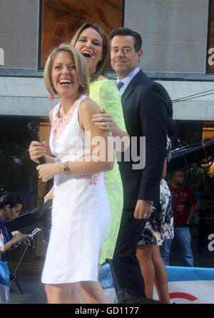 11 juillet 2016 - New York, New York, États-Unis - 'aujourd'hui' show co-hôtes SAVANNAH GUTHRIE, DYLAN DREYER et Carson Daly sur le 'aujourd'hui' qui s'est tenue du Rockefeller Plaza. (Crédit Image : © Kaszerman ZUMA Nancy via le fil) Banque D'Images