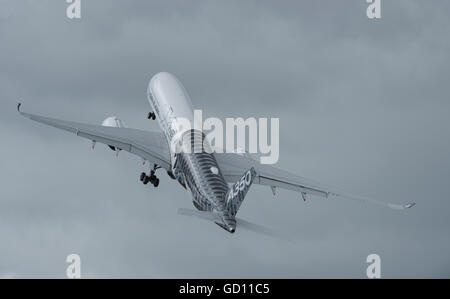 Farnborough, Hampshire, Royaume-Uni. 11 juillet 2016. Premier vol de l'Airbus A350 en vertu de l'assombrissement du ciel. Jour de l'ouverture du commerce international de Farnborough Airshow où le major international aviation et aérospatiale est signée. Le salon se déroule du 11 au 15 juillet et englobe des entreprises et de la défense civile, Aviation, l'espace, à voilure tournante et la fabrication. Le public de l'aéronautique se déroule du 16 et 17 juillet. Credit : aviationimages/Alamy Live News. Banque D'Images