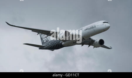 Farnborough, Hampshire, Royaume-Uni. 11 juillet 2016. Premier vol de l'Airbus A350 en vertu de l'assombrissement du ciel. Jour de l'ouverture du commerce international de Farnborough Airshow où le major international aviation et aérospatiale est signée. Le salon se déroule du 11 au 15 juillet et englobe des entreprises et de la défense civile, Aviation, l'espace, à voilure tournante et la fabrication. Le public de l'aéronautique se déroule du 16 et 17 juillet. Credit : aviationimages/Alamy Live News. Banque D'Images