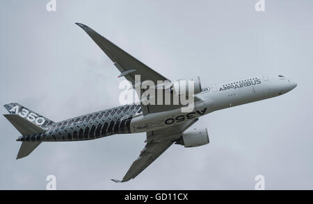 Farnborough, Hampshire, Royaume-Uni. 11 juillet 2016. Premier vol de l'Airbus A350 en vertu de l'assombrissement du ciel. Jour de l'ouverture du commerce international de Farnborough Airshow où le major international aviation et aérospatiale est signée. Le salon se déroule du 11 au 15 juillet et englobe des entreprises et de la défense civile, Aviation, l'espace, à voilure tournante et la fabrication. Le public de l'aéronautique se déroule du 16 et 17 juillet. Credit : aviationimages/Alamy Live News. Banque D'Images