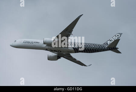 Farnborough, Hampshire, Royaume-Uni. 11 juillet 2016. Premier vol de l'Airbus A350 en vertu de l'assombrissement du ciel. Jour de l'ouverture du commerce international de Farnborough Airshow où le major international aviation et aérospatiale est signée. Le salon se déroule du 11 au 15 juillet et englobe des entreprises et de la défense civile, Aviation, l'espace, à voilure tournante et la fabrication. Le public de l'aéronautique se déroule du 16 et 17 juillet. Credit : aviationimages/Alamy Live News. Banque D'Images