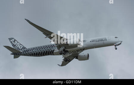 Farnborough, Hampshire, Royaume-Uni. 11 juillet 2016. Premier vol de l'Airbus A350 en vertu de l'assombrissement du ciel. Jour de l'ouverture du commerce international de Farnborough Airshow où le major international aviation et aérospatiale est signée. Le salon se déroule du 11 au 15 juillet et englobe des entreprises et de la défense civile, Aviation, l'espace, à voilure tournante et la fabrication. Le public de l'aéronautique se déroule du 16 et 17 juillet. Credit : aviationimages/Alamy Live News. Banque D'Images