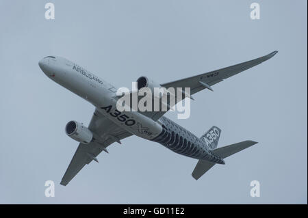 Farnborough, Hampshire, Royaume-Uni. 11 juillet 2016. Premier vol de l'Airbus A350 en vertu de l'assombrissement du ciel. Jour de l'ouverture du commerce international de Farnborough Airshow où le major international aviation et aérospatiale est signée. Le salon se déroule du 11 au 15 juillet et englobe des entreprises et de la défense civile, Aviation, l'espace, à voilure tournante et la fabrication. Le public de l'aéronautique se déroule du 16 et 17 juillet. Credit : aviationimages/Alamy Live News. Banque D'Images