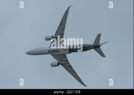 Farnborough, Hampshire, Royaume-Uni. 11 juillet 2016. Premier vol de l'Airbus A350 en vertu de l'assombrissement du ciel. Jour de l'ouverture du commerce international de Farnborough Airshow où le major international aviation et aérospatiale est signée. Le salon se déroule du 11 au 15 juillet et englobe des entreprises et de la défense civile, Aviation, l'espace, à voilure tournante et la fabrication. Le public de l'aéronautique se déroule du 16 et 17 juillet. Credit : aviationimages/Alamy Live News. Banque D'Images