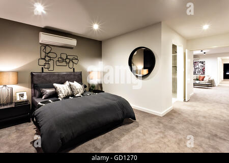 Chambre moderne avec un couloir d'autres salles et illuminé par des feux de nuit Banque D'Images