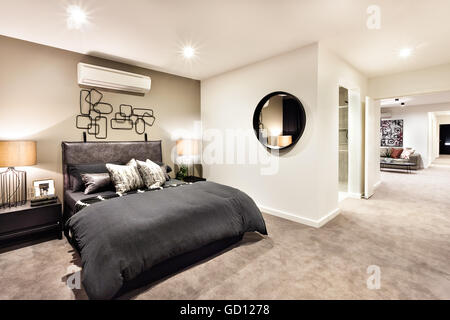 Chambre moderne avec un couloir d'autres salles et illuminé par des feux de nuit Banque D'Images