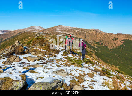 Deux randonneurs d'un séjour sur un terrain de montagne Hiver pointant Banque D'Images