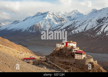 Vue pittoresque de la Key Gompa monastère (4166 m) au coucher du soleil. La vallée de Spiti, Himachal Pradesh, Inde. Banque D'Images