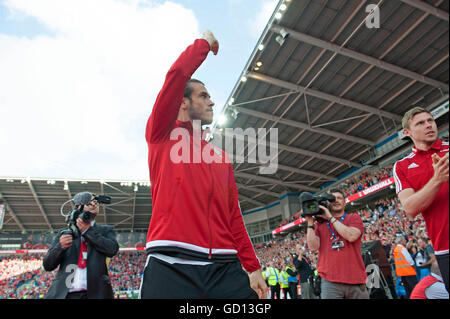 L'équipe de football gallois Gareth Bale arrive au Cardiff City Stadium ce soir à leur retour à la manifestation, qui a été organisée pour remercier les fans après avoir fait l'intermédiaire pour les demi-finales de l'Euro 2016. Banque D'Images