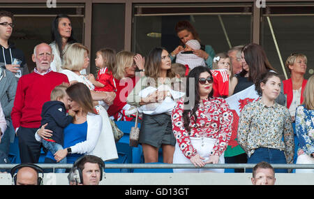 Emma Rhys-Jones, la petite amie de Gareth Bale tenant le bébé au Cardiff City Stadium, l'équipe de football du Pays de Galles homecoming concert. Le homecoming parade et concert est organisé pour remercier les fans après avoir fait l'intermédiaire pour les demi-finales de l'Euro 2016. Banque D'Images