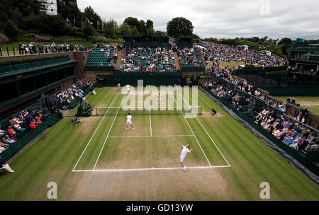 Vue générale sur le domaine vers Mount Murray avec dix-huit tribunaux comme Todd Woodbridge et Mark Woodforde Jacco Eltingh jouer et Paul Haarhuis sur treize jours du tournoi de Wimbledon à l'All England Lawn Tennis et croquet Club, Wimbledon. Banque D'Images