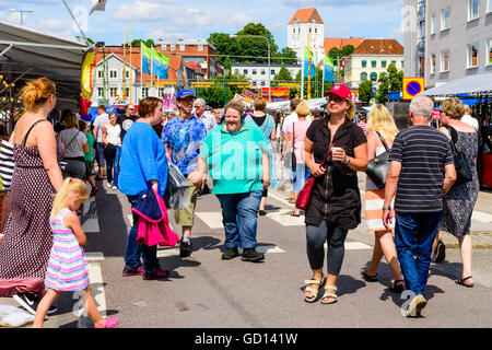 Ronneby, Suède - Juillet 9, 2016 : grand jour de marché public en ville avec beaucoup de gens. Banque D'Images