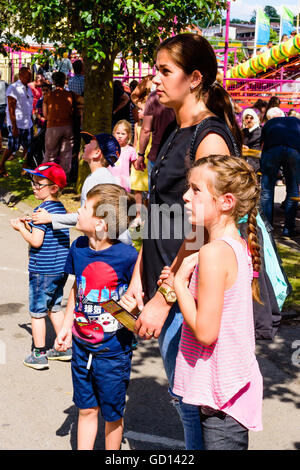 Ronneby, Suède - Juillet 9, 2016 : grand jour de marché public en ville avec beaucoup de gens. Ici une jolie femme et certains enfants wa Banque D'Images