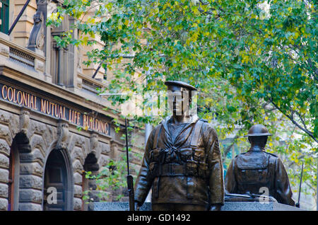Des statues en bronze d'un marin et d'un soldat australien sont hautes à Martin place, Sydney, Australie, dans le cadre du Cenotaph commémorant la première Guerre mondiale Banque D'Images