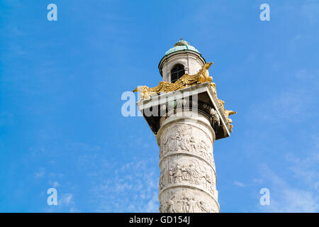 Haut de colonne avec des bas-reliefs de Karlskirche, Eglise Charles, à Vienne, Autriche Banque D'Images