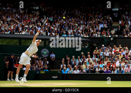 Andy Murray lors de la finale du tournoi contre Milos Raonic au jour 13 de l'de Wimbledon à l'All England Lawn Tennis et croquet Club, Wimbledon. Banque D'Images