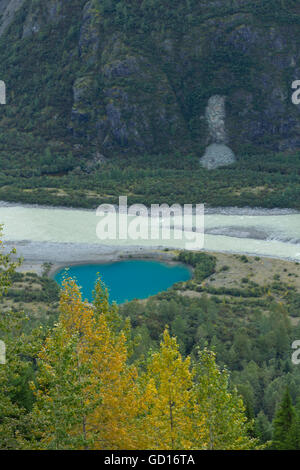 Bleu unique de la piscine au pied du glacier Salmon reflète la fonte du changement climatique sur la 5e plus grand glacier d'Amérique du Nord Banque D'Images