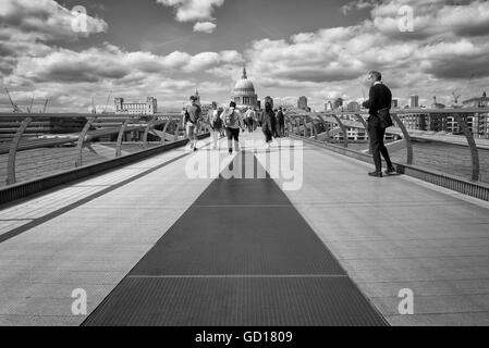 Promeneurs sur célèbre passerelle piétonne Millennium Bridge vers la Cathédrale St Paul à Londres, au Royaume-Uni. Banque D'Images