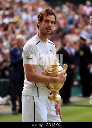 Andy Murray avec le trophée après avoir remporté la finale du tournoi contre Milos Raonic au jour 13 de l'de Wimbledon à l'All England Lawn Tennis et croquet Club, Wimbledon. Banque D'Images