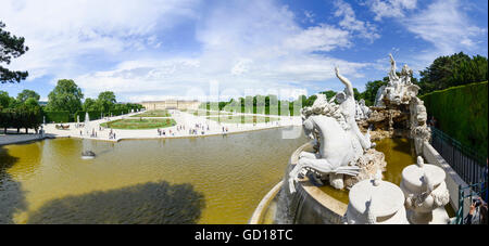 Wien, Vienne : Château de Schönbrunn : vue sur la Fontaine de Neptune à l'Église, l'Autriche, Wien, 13. Banque D'Images