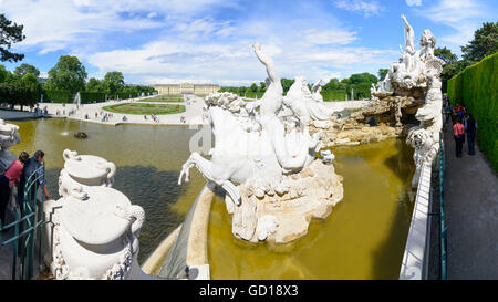 Wien, Vienne : Château de Schönbrunn : vue sur la Fontaine de Neptune à l'Église, l'Autriche, Wien, 13. Banque D'Images