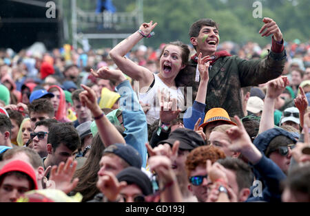 Les fans de musique watch Faithless sur la scène principale pour le troisième jour de T dans le parc, le festival de musique annuel tenu à Strathallan Château, le Perthshire. Banque D'Images