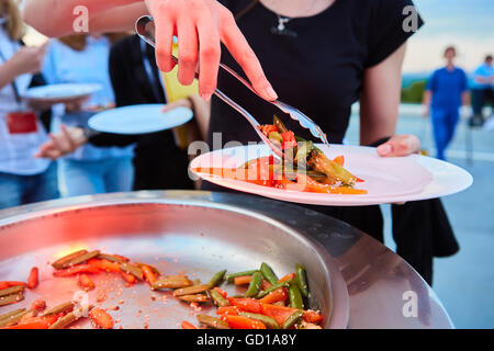 Mettre dans une assiette de légumes grillés. Banque D'Images