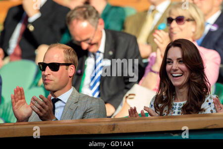 Duke et Duchesse de Cambridge applaudissent Heather Watson et Henri Kontinen dans les doubles mixtes le treize jour des Championnats de Wimbledon au All England Lawn tennis and Croquet Club, Wimbledon. APPUYEZ SUR ASSOCIATION photo. Date de la photo: Dimanche 10 juillet 2016. Voir PA Story TENNIS Wimbledon. Le crédit photo devrait se lire comme suit : John Walton/PA Wire. Banque D'Images