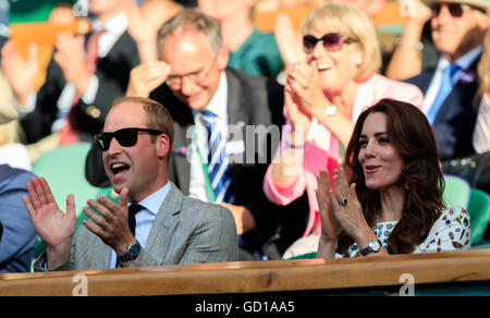 Duc et Duchesse de Cambridge félicite Heather Watson et Henri Kontinen dans le double mixte au jour 13 de l'de Wimbledon à l'All England Lawn Tennis et croquet Club, Wimbledon. ASSOCIATION DE PRESSE Photo. Photo date : dimanche 10 juillet 2016. Voir l'histoire de Wimbledon TENNIS PA. Crédit photo doit se lire : John Walton/PA Wire. RESTRICTIONS : un usage éditorial uniquement. Pas d'utilisation commerciale sans l'accord préalable écrit de l'. PROFILS TÊTES L'utilisation de l'image fixe seulement - pas d'images en mouvement pour émuler la diffusion. Pas de superposition ou l'enlèvement de parrain/ad logos. Appelez le  +44 (0)1158 447447 pour de plus amples informations. Banque D'Images