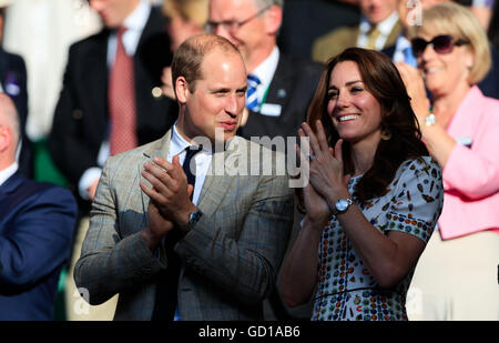 Duc et Duchesse de Cambridge félicite Heather Watson et Henri Kontinen dans le double mixte au jour 13 de l'de Wimbledon à l'All England Lawn Tennis et croquet Club, Wimbledon. ASSOCIATION DE PRESSE Photo. Photo date : dimanche 10 juillet 2016. Voir l'histoire de Wimbledon TENNIS PA. Crédit photo doit se lire : John Walton/PA Wire. RESTRICTIONS : un usage éditorial uniquement. Pas d'utilisation commerciale sans l'accord préalable écrit de l'. PROFILS TÊTES L'utilisation de l'image fixe seulement - pas d'images en mouvement pour émuler la diffusion. Pas de superposition ou l'enlèvement de parrain/ad logos. Appelez le  +44 (0)1158 447447 pour de plus amples informations. Banque D'Images