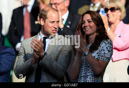 Duc et Duchesse de Cambridge félicite Heather Watson et Henri Kontinen dans le double mixte au jour 13 de l'de Wimbledon à l'All England Lawn Tennis et croquet Club, Wimbledon. ASSOCIATION DE PRESSE Photo. Photo date : dimanche 10 juillet 2016. Voir l'histoire de Wimbledon TENNIS PA. Crédit photo doit se lire : John Walton/PA Wire. RESTRICTIONS : un usage éditorial uniquement. Pas d'utilisation commerciale sans l'accord préalable écrit de l'. PROFILS TÊTES L'utilisation de l'image fixe seulement - pas d'images en mouvement pour émuler la diffusion. Pas de superposition ou l'enlèvement de parrain/ad logos. Appelez le  +44 (0)1158 447447 pour de plus amples informations. Banque D'Images