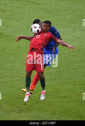 Nani du Portugal (à gauche) et de la France, de Samuel Umtiti bataille pour le ballon de l'UEFA Euro 2016 finale au Stade de France, Paris. Banque D'Images