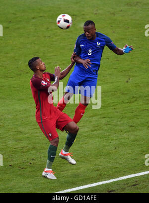 France's Patrice Evra (à droite) et le portugais Nani bataille pour la balle durant l'UEFA Euro 2016 finale au Stade de France, Paris. Banque D'Images