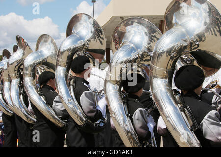 Sousaphone Joueurs. Vue arrière. Beavercreek High School Marching Band en concert. Beavercreek Popcorn Festival. Beavercreek, Dayt Banque D'Images