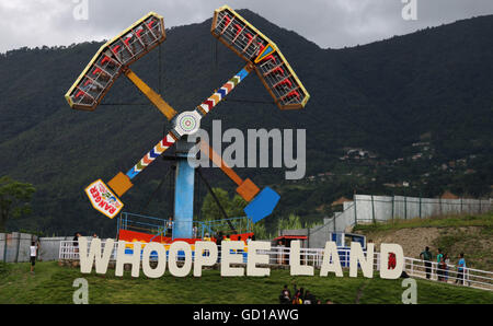 Katmandou, Népal. 10 juillet, 2016. Profitez népalais à swing Whoopee Land Amusement et parc aquatique à Chobhar, Kirtipur. Cet hôtel récemment ouvert park attire les gens de la ville avec beaucoup d'activités récréatives. © Archana Shrestha/Pacific Press/Alamy Live News Banque D'Images