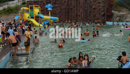 Katmandou, Népal. 10 juillet, 2016. Népalais ont plaisir à l'intérieur de la piscine à l'eau et terre Whoopee Amusement Park à Chobhar, Kirtipur. Cet hôtel récemment ouvert park attire les gens de la ville avec beaucoup d'activités récréatives. © Archana Shrestha/Pacific Press/Alamy Live News Banque D'Images