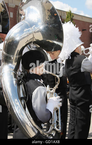 Sousaphone Player. Beavercreek High School Marching Band en concert. Beavercreek Popcorn Festival. Beavercreek, Dayton, Ohio, États-Unis Banque D'Images