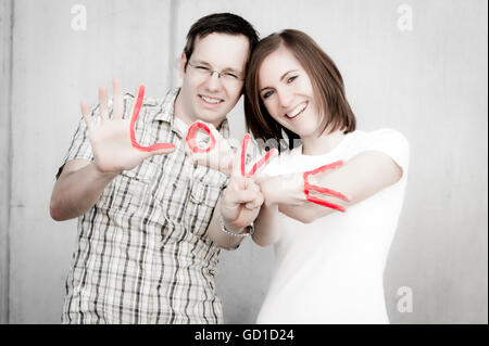 Jeune couple avec amour sur leurs doigts Banque D'Images