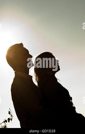 Silhouette d'un jeune couple Banque D'Images