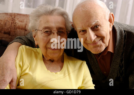 Les personnes âgées, en couple, un homme âgé, 92 ans, femme, 89 ans Banque D'Images